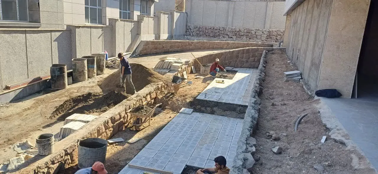 عملیات کف‌سازی و محوطه در پروژه ویلایی فاز ۴