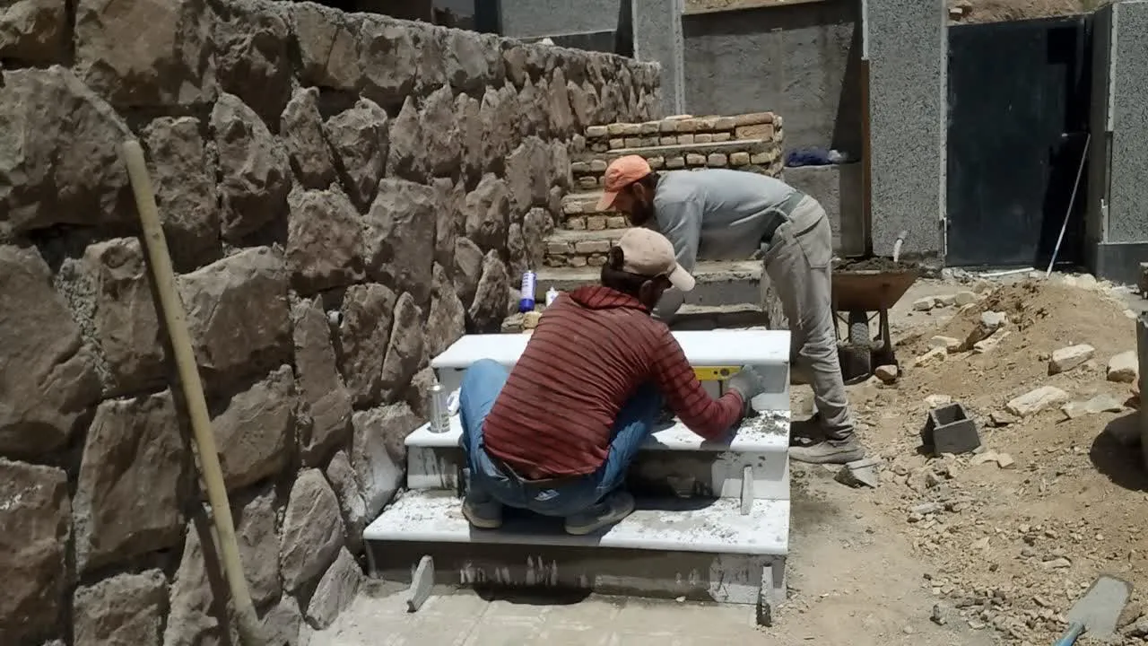 اجرای زیرسازی مسیر در پروژه ویلایی فاز ۴ پردیس